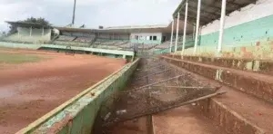 El estadio La Normal se sigue cayendo a pedazos