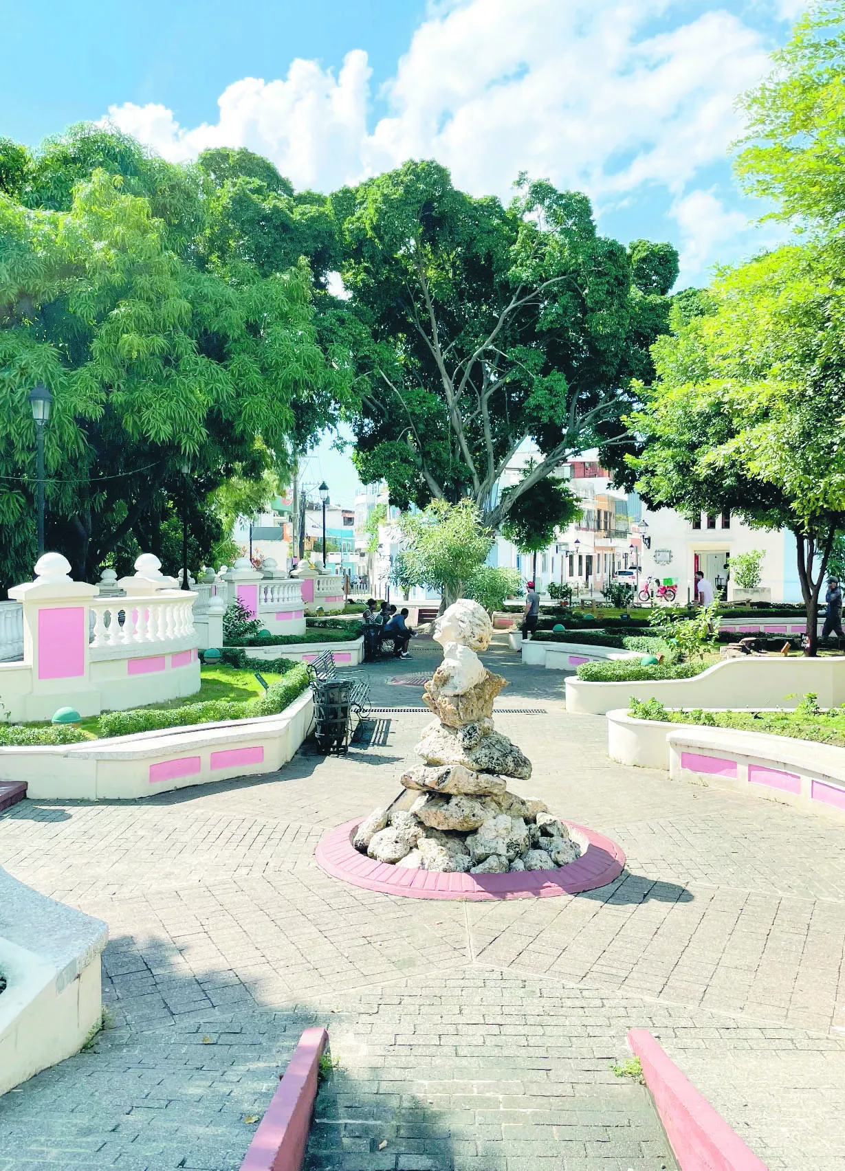 Romántica plaza y parque Pellerano Castro al sur de la calle Las Damas