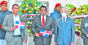 Consejo Nacional  Fronteras deposita ofrenda floral en  Altar  Patria