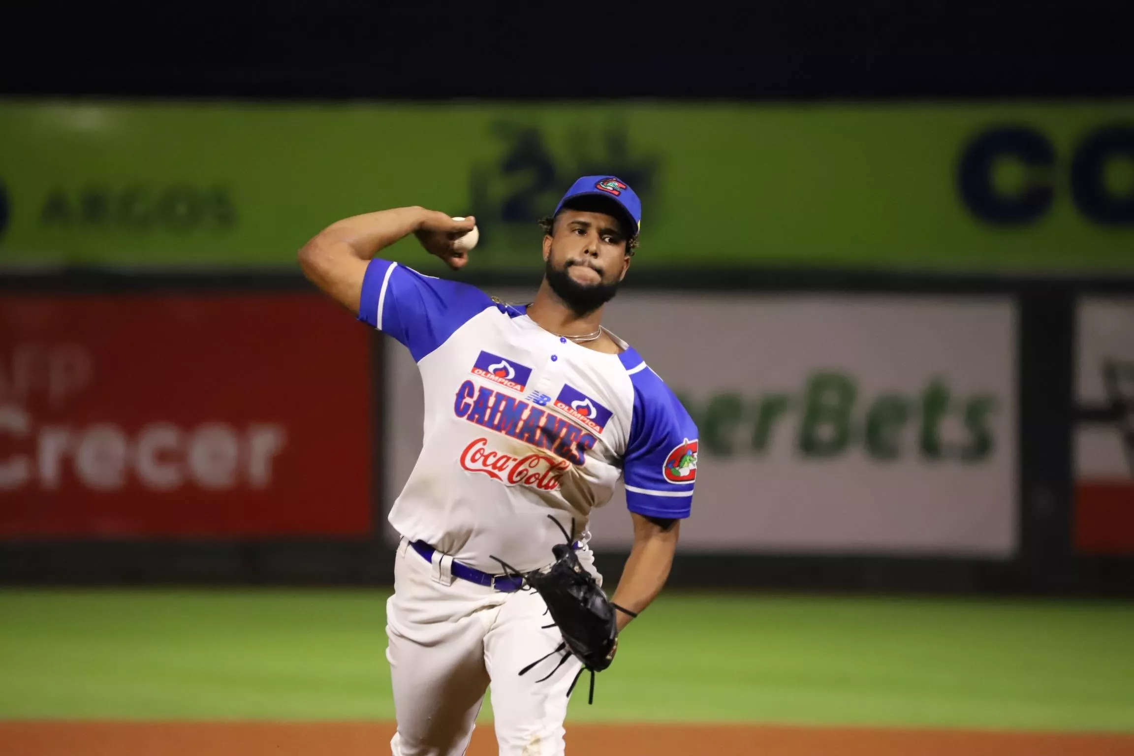 Lanzador Fernando Pérez firma con los Leones del Escogido