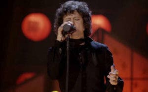 Bunbury anuncia que se retirará de los escenarios por problemas de garganta