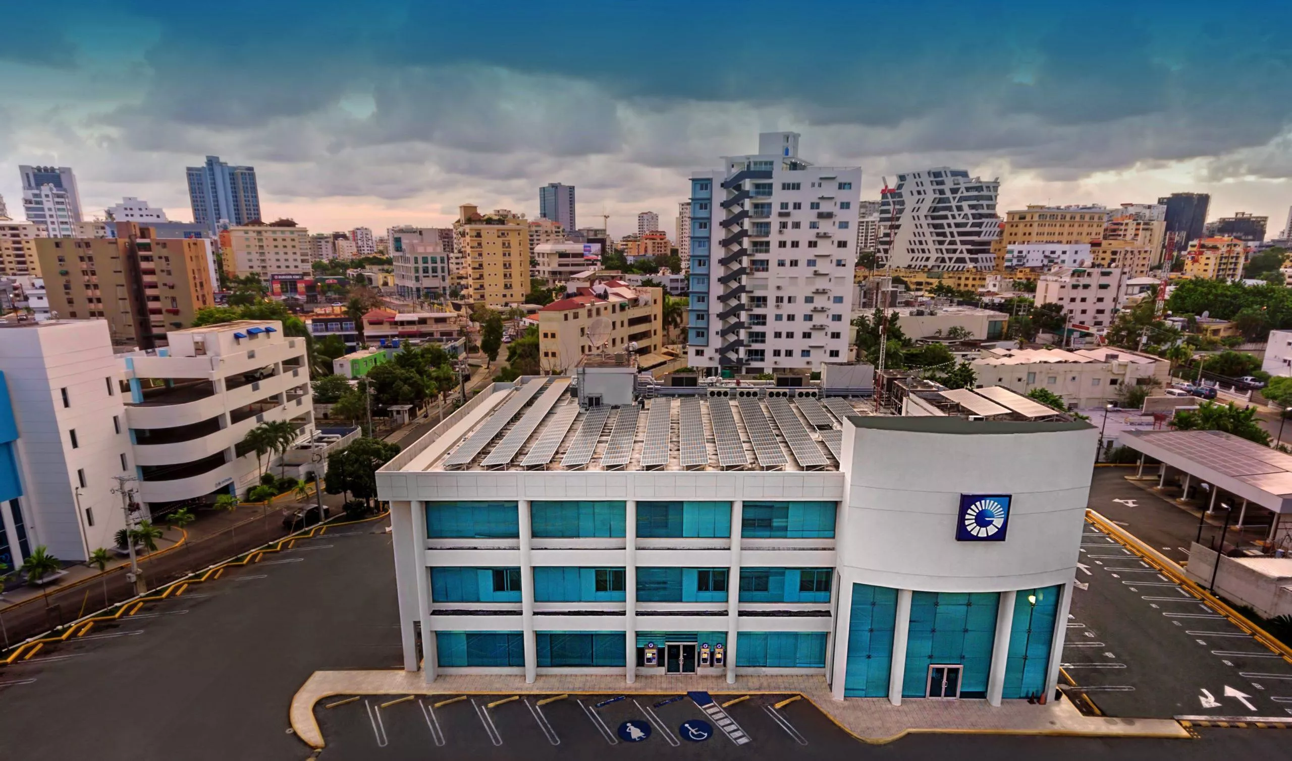 Banco Popular conmemora 10 años de su proyecto de oficinas fotovoltaicas