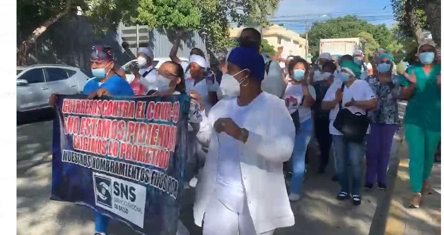 Enfermeras del hospital Luis Eduardo Aybar reclaman nombramientos frente al Palacio Nacional