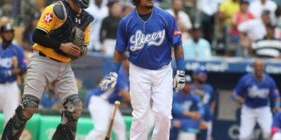 Erick Aybar, firma contrato en México con los Algodoneros del Unión Laguna