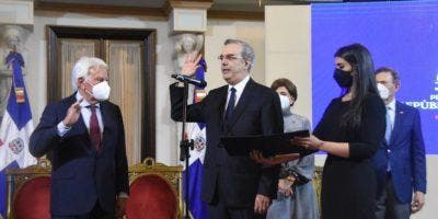 Expresidente español Felipe González recibe la nacionalidad dominicana