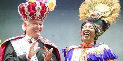 Ministra de Cultura corona a Cuquín Victoria y Marily Gallardo como rey y reina del Desfile Carnaval