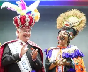 Ministra de Cultura corona a Cuquín Victoria y Marily Gallardo como rey y reina del Desfile Carnaval