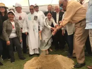 Obispos y primera dama dan el primer palazo para la construcción de templo altagraciano en Hoyoncito