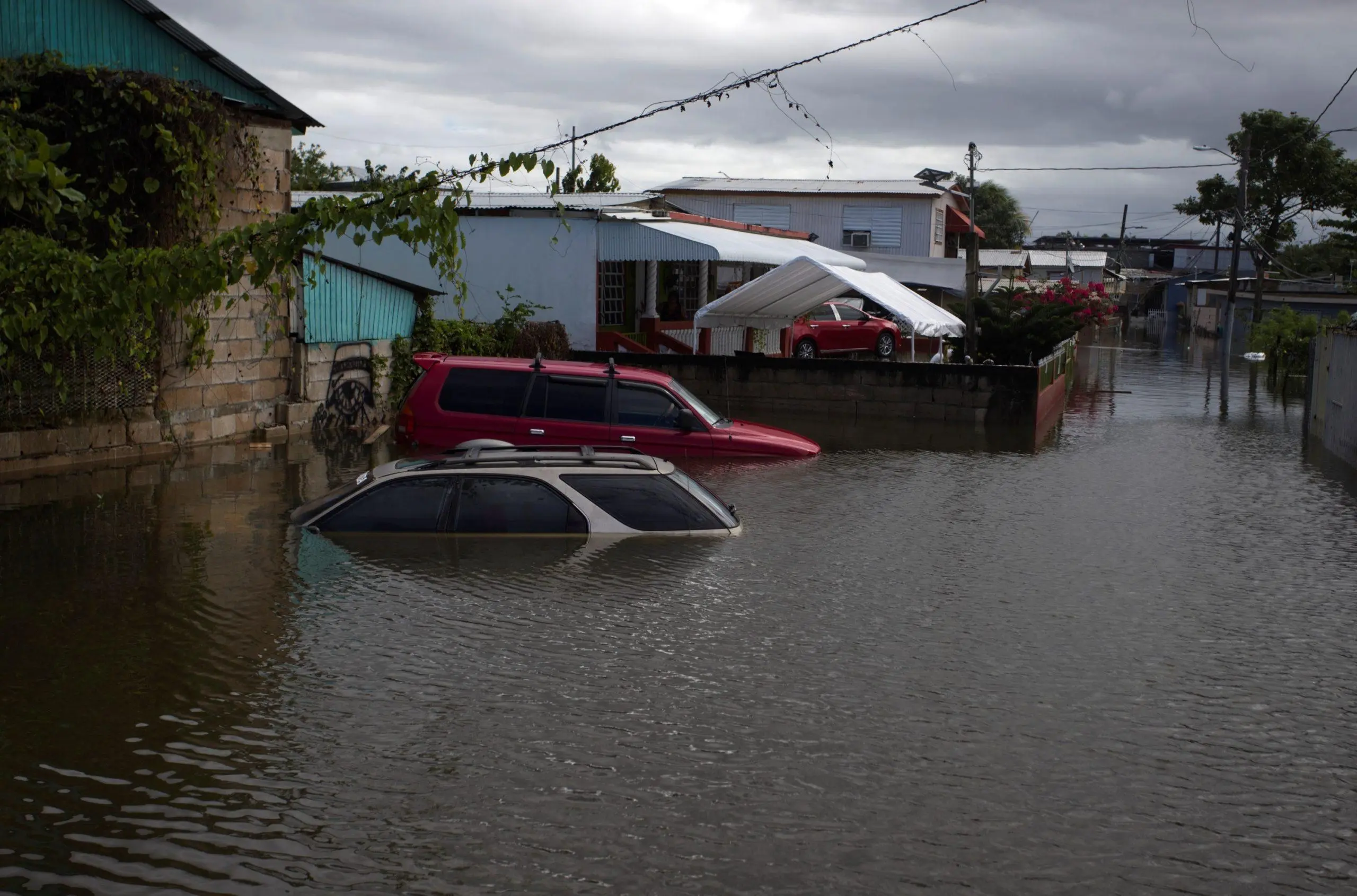 Las fuertes lluvias causan en Puerto Rico graves inundaciones y destrozos