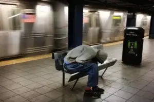 Nueva York presenta un plan para sacar a los vagabundos del centenario metro