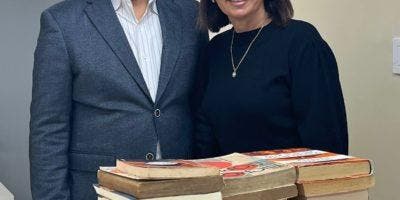 Director escuela de Comunicación Social de la UASD recibe donación de libros de periodista Altagracia Ortiz