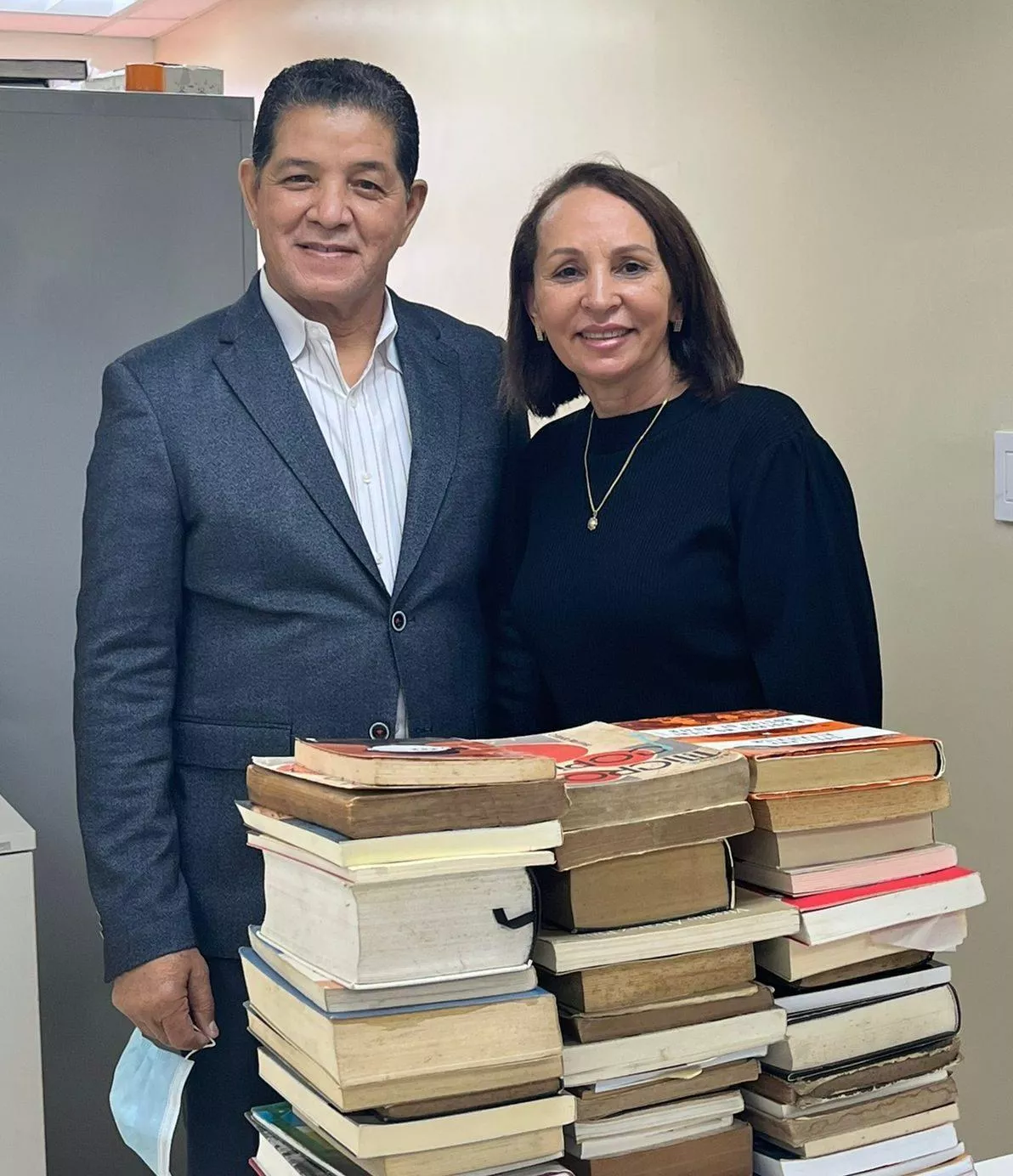 Director escuela de Comunicación Social de la UASD recibe donación de libros de periodista Altagracia Ortiz