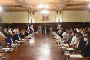 Presidente Abinader está reunido con ministros y directores en Palacio