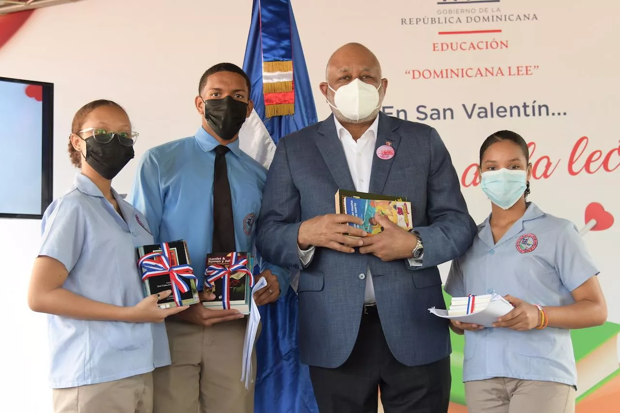 Ministro de Educación encabeza jornada de lectura en el Día del Amor