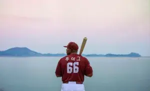 Cubano Yasiel Puig muestra como lucirá en uniforme de los Kiwoon Heroes de la KBO