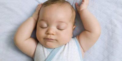 Cómo es recomendable que duerma un bebé (y por qué los consejos más comunes pueden estar equivocados)