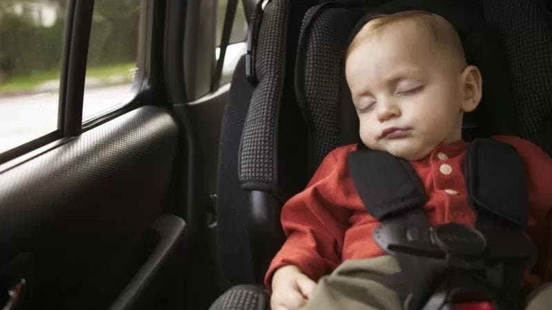 Cómo explica la ciencia que los padres olviden a sus niños dentro del carro