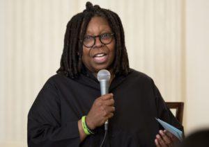 Actriz Whoopi Goldberg se disculpa por declaración sobre Holocausto