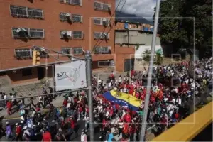 Chavismo se manifiesta en el bastión opositor de Caracas en réplica a Guaidó