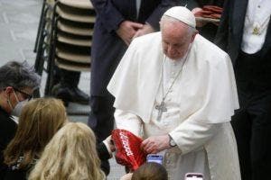 La madre de Cristiano Ronaldo le regala al papa la camiseta de Portugal