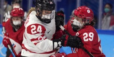 Canadá y Rusia usan mascarillas en duelo de hockey olímpico