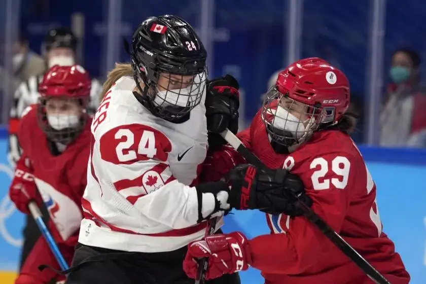 Canadá y Rusia usan mascarillas en duelo de hockey olímpico