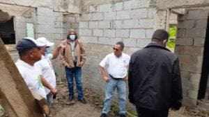 Director DGDC supervisa avance proyecto de construcción y reparación de viviendas en SFM