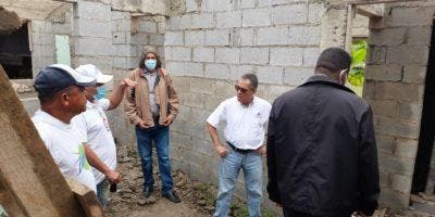 Director DGDC supervisa avance proyecto de construcción y reparación de viviendas en SFM