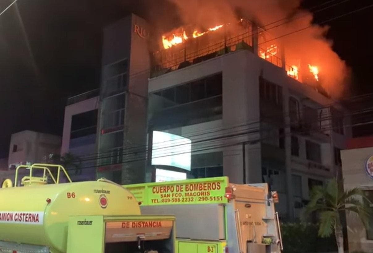 Incendio destruye instalaciones de la discoteca Roof Club San Francisco de Macorís