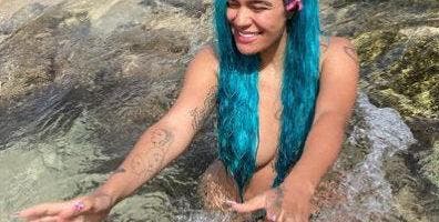 Karol G posa desnuda en la playa