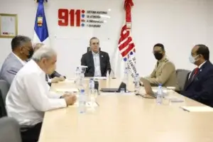 Presidente Abinader supervisa proyectos y planes del Sistema 9-1-1 en un recorrido por sus instalaciones