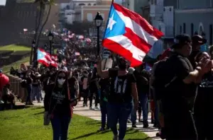 Miles de maestros piden en Puerto Rico mejoras salariales y en las pensiones