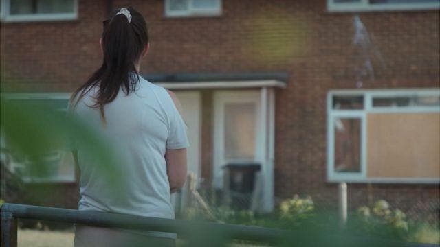 Investigación BBC | «Las reclutan en los patios de las escuelas»: las niñas rumanas traficadas como esclavas sexuales en Reino Unido