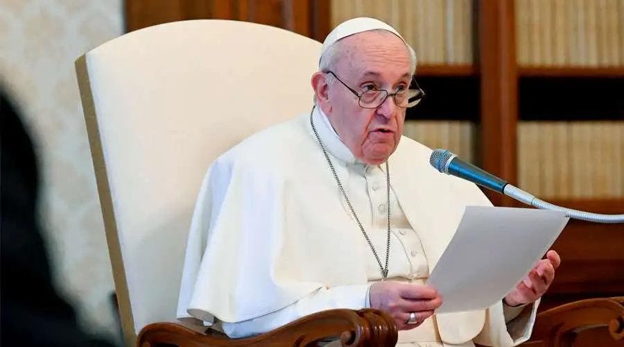 El papa Francisco pide que no se olvide al pueblo ucraniano golpeado por la guerra