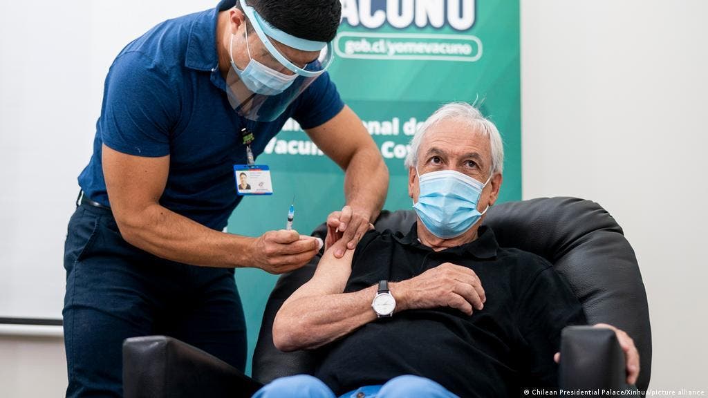 Piñera recibe cuarta dosis de la vacuna en pleno pico de ómicron en Chile