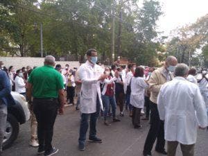 Personal maternidad Los Mina protesta frente al SNS en reclamo pago de enero