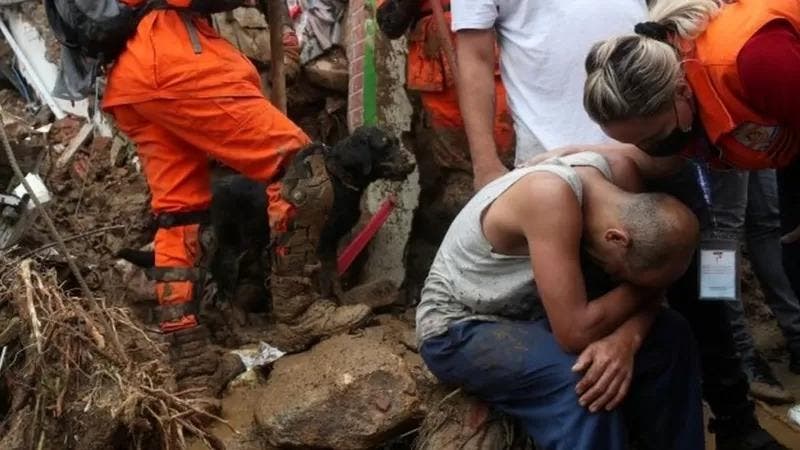 «Fue como una película de terror»: más de 100 muertos tras fuertes inundaciones y deslaves en Río de Janeiro