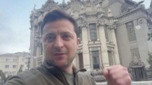 «Estoy aquí y defenderemos nuestro país»: el llamado del presidente Volodymyr Zelensky a no caer en la desinformación