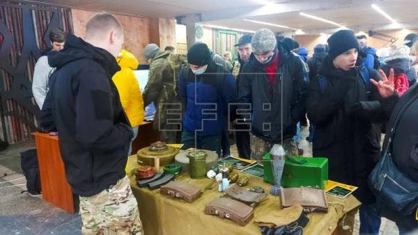 Civiles con fusiles de madera aprenden a defender la capital ucraniana