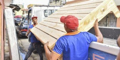 Diputado entrega ayuda a familia afectada por incendio en SDE