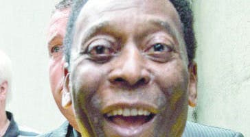 El rey Pelé es dado de alta tras varios días en un hospital