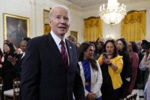 Biden insta a las empresas privadas a ayudar a reducir la brecha salarial de género