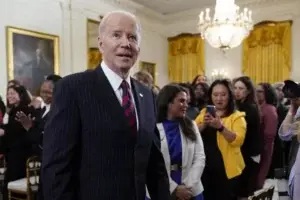 Biden insta a las empresas privadas a ayudar a reducir la brecha salarial de género