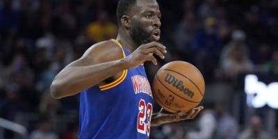 Draymond Green multado con 25 mil dólares por gritarle a un arbitro