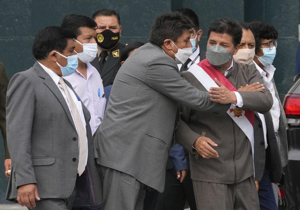 Perú: presidente sobrevive a pedido de remoción en Congreso