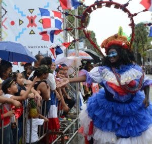 “Un pueblo en carnaval” celebró bajo la lluvia el Desfile Nacional