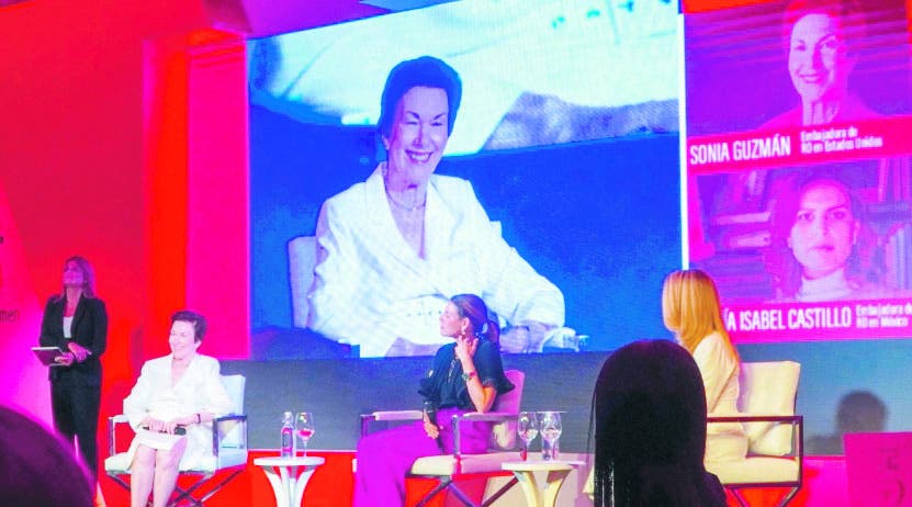 Sonia Guzmán participa en un conversatorio