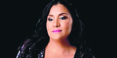 María Díaz, con 40 años en la música típica, se conserva bella y juvenil