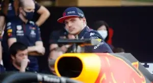 Max Verstappen doma a Leclerc en GP Arabia