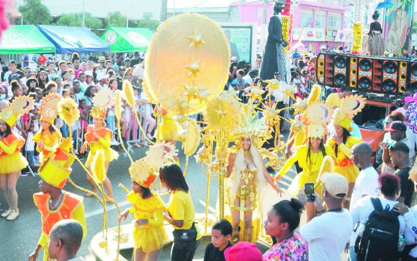 Cristo Rey y SDN exhiben creatividad en carnavales